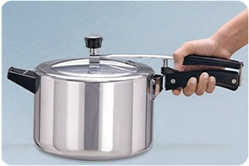 Closing: reseat the lid and lock it over the body handle